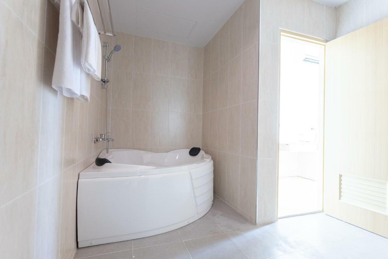 O2 Hotel Lop Buri Esterno foto